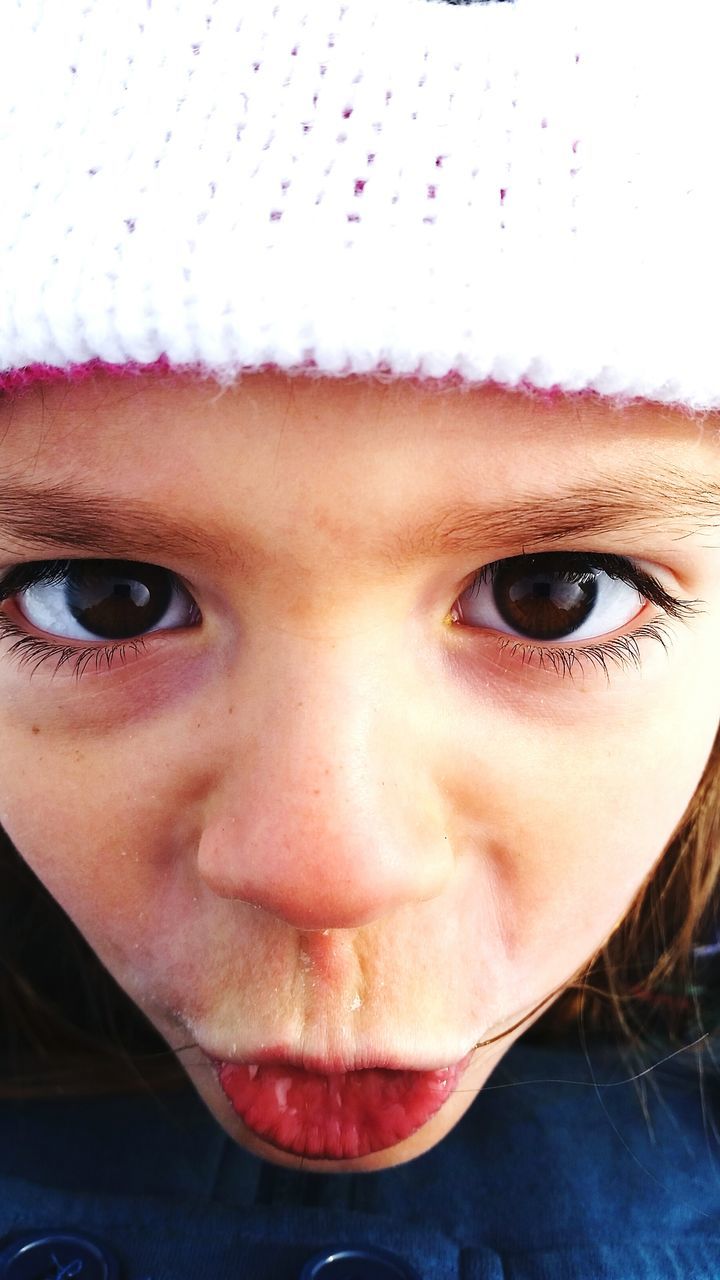 looking at camera, portrait, headshot, young adult, close-up, human face, lifestyles, person, human eye, front view, young women, head and shoulders, leisure activity, eyelash, blue eyes, serious