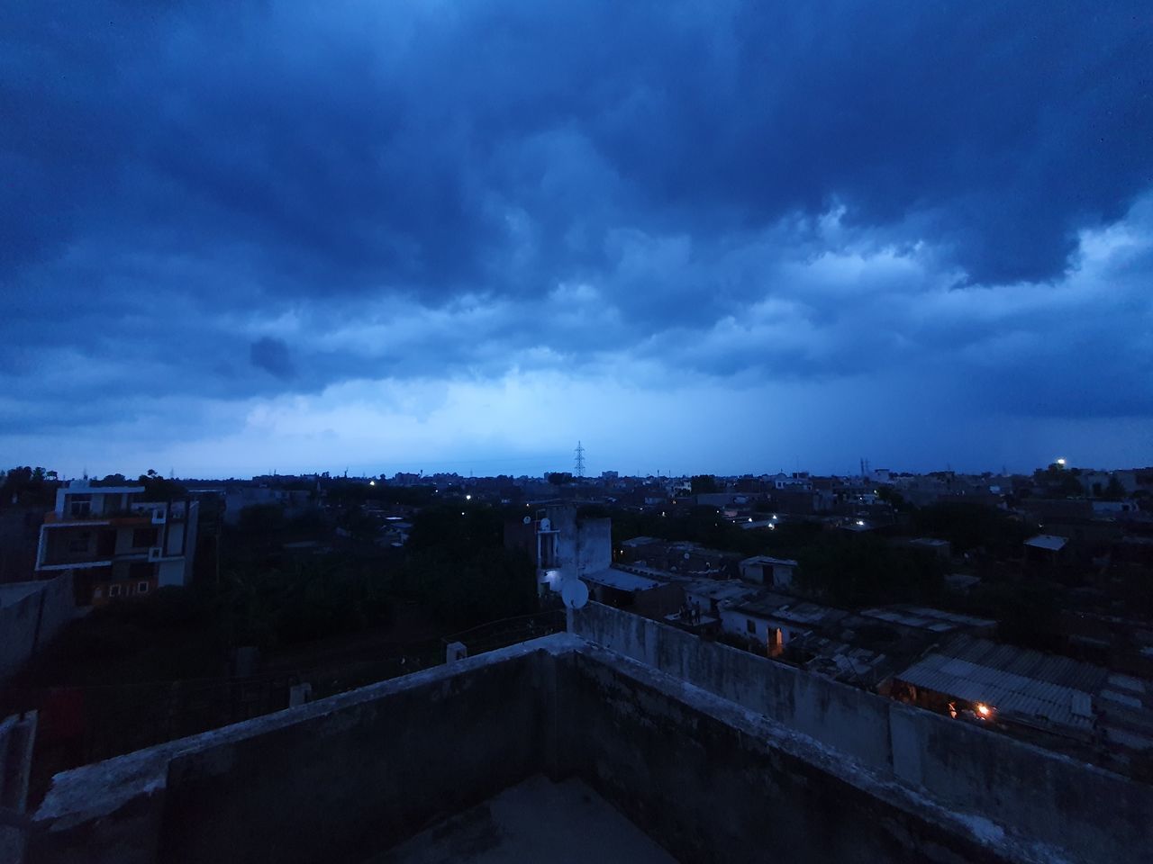 HIGH ANGLE VIEW OF BUILDINGS AGAINST CLOUDY SKY