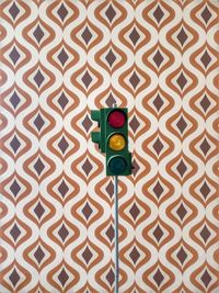 Artificial road signal against patterned wall