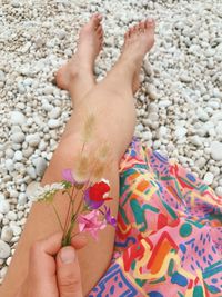 Close-up of woman hand holding flowers