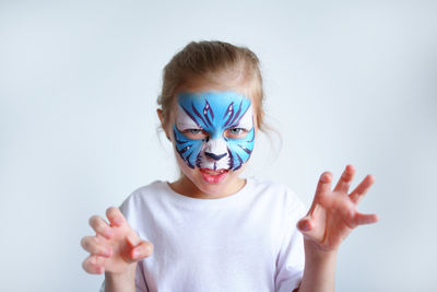 A girl with aqua makeup in the form of a blue water tiger zodiac depicts a tiger.