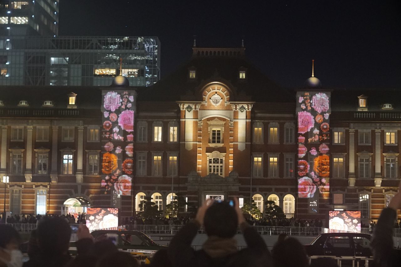 building exterior, architecture, built structure, large group of people, illuminated, real people, night, men, women, city, lifestyles, leisure activity, outdoors, people