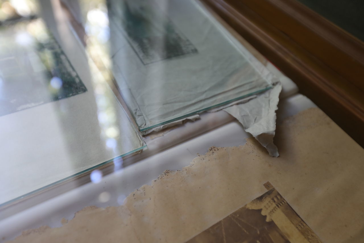 HIGH ANGLE VIEW OF BROKEN GLASS ON TABLE