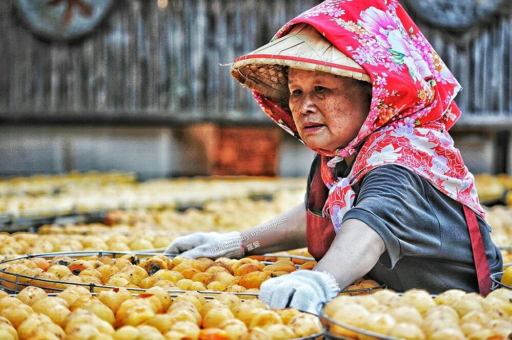 focus on foreground, lifestyles, men, casual clothing, leisure activity, standing, holding, sitting, hat, shoe, outdoors, rear view, selective focus, day, person, market, warm clothing