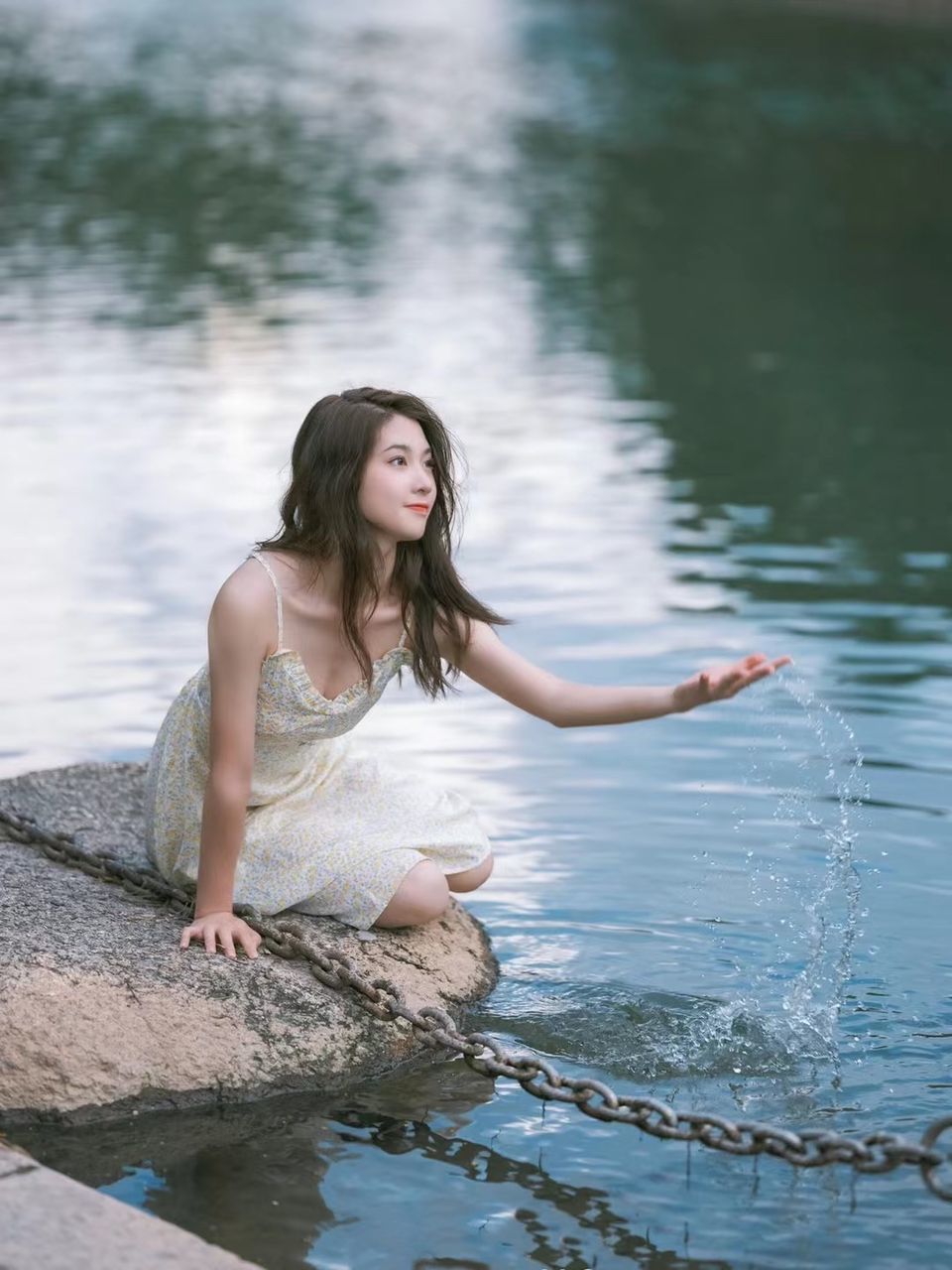 PORTRAIT OF YOUNG WOMAN IN WATER