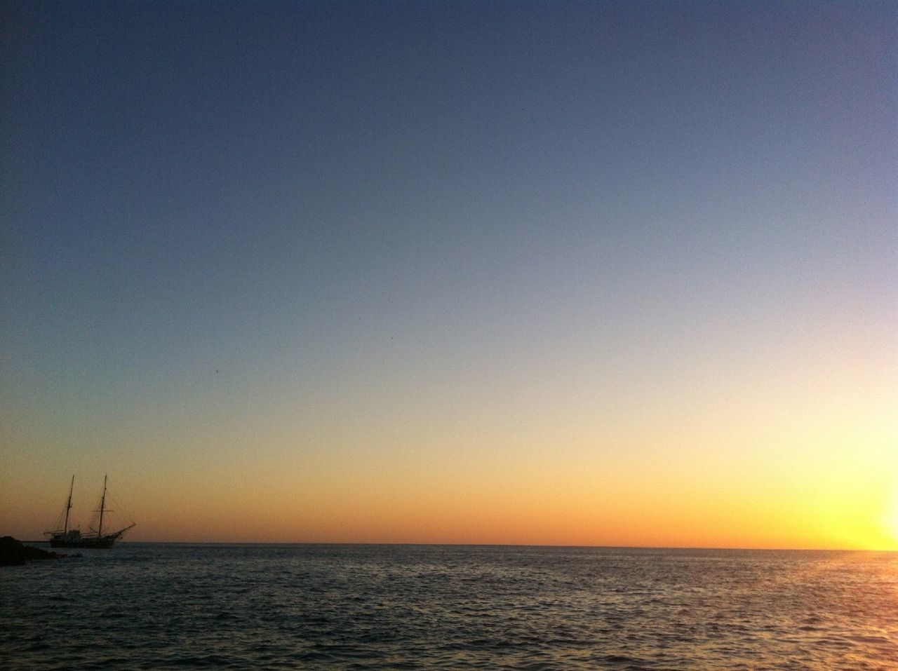 sea, water, horizon over water, sunset, waterfront, tranquil scene, scenics, tranquility, clear sky, copy space, beauty in nature, sun, nature, idyllic, orange color, rippled, seascape, silhouette, outdoors, no people