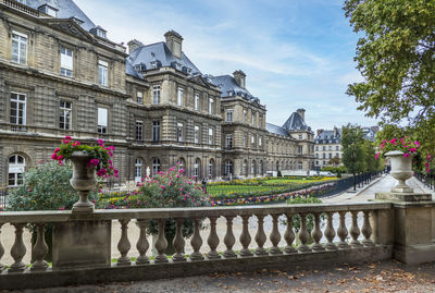 The luxenbourg palace in paris 