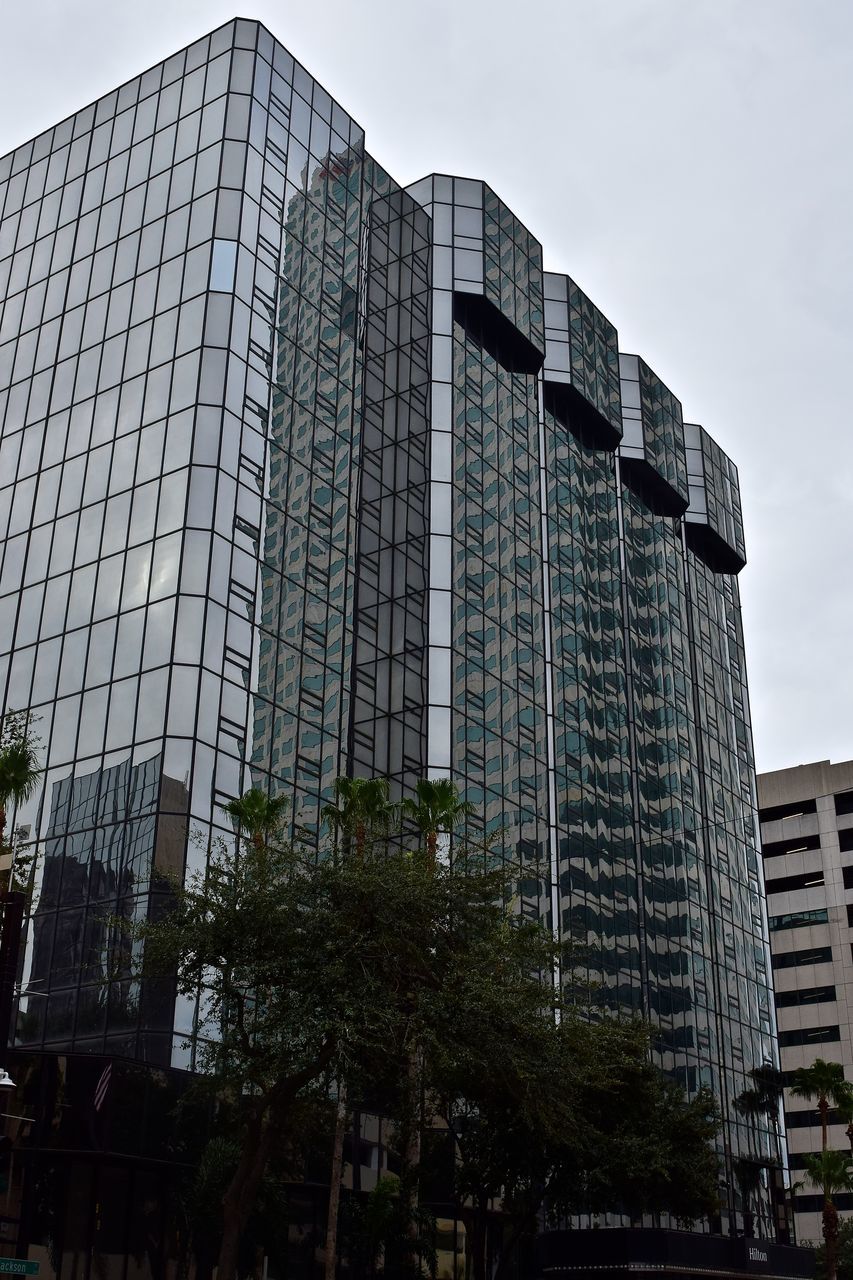 LOW ANGLE VIEW OF MODERN SKYSCRAPER AGAINST SKY