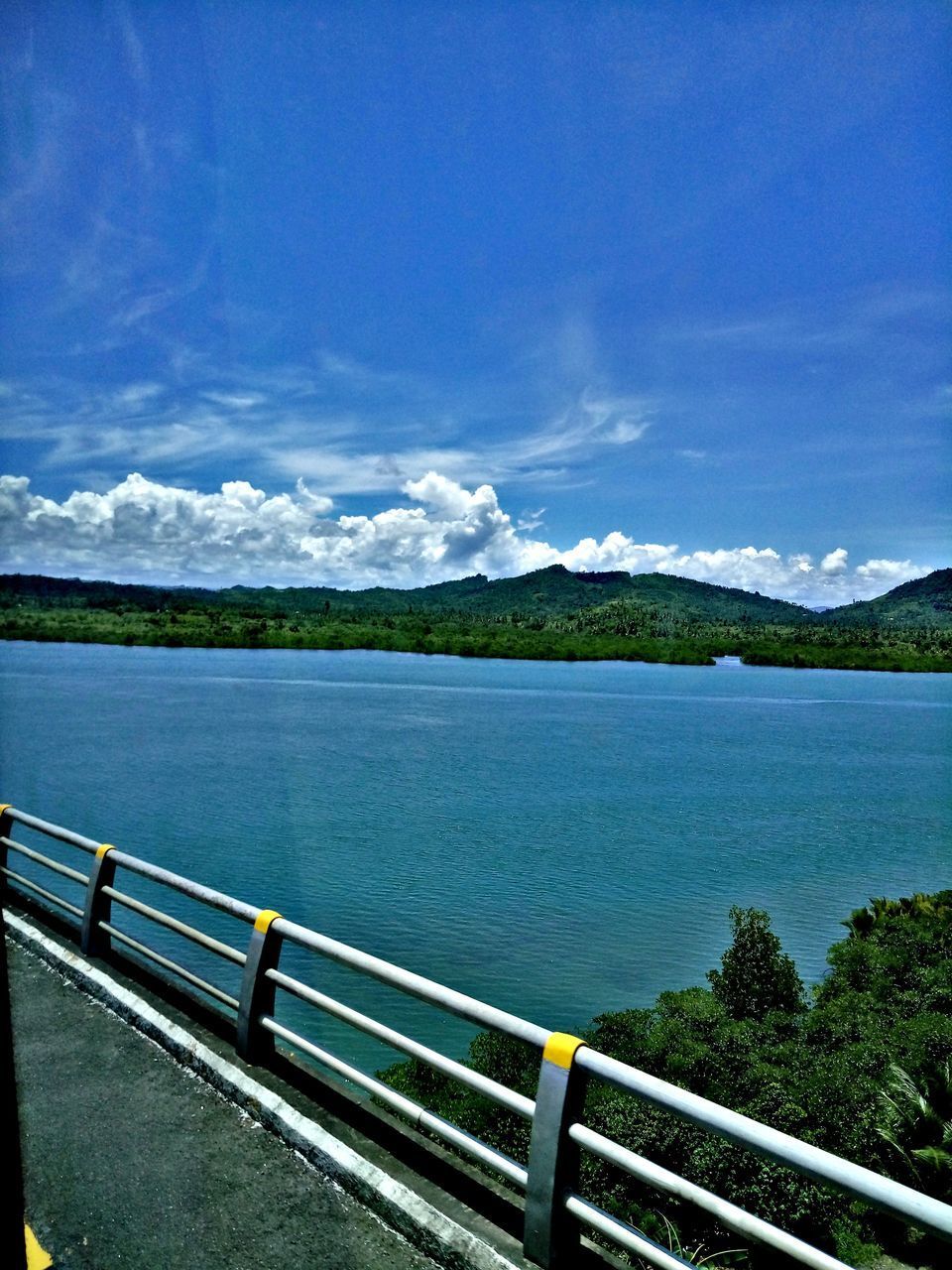 SCENIC VIEW OF SEA BY MOUNTAINS AGAINST SKY