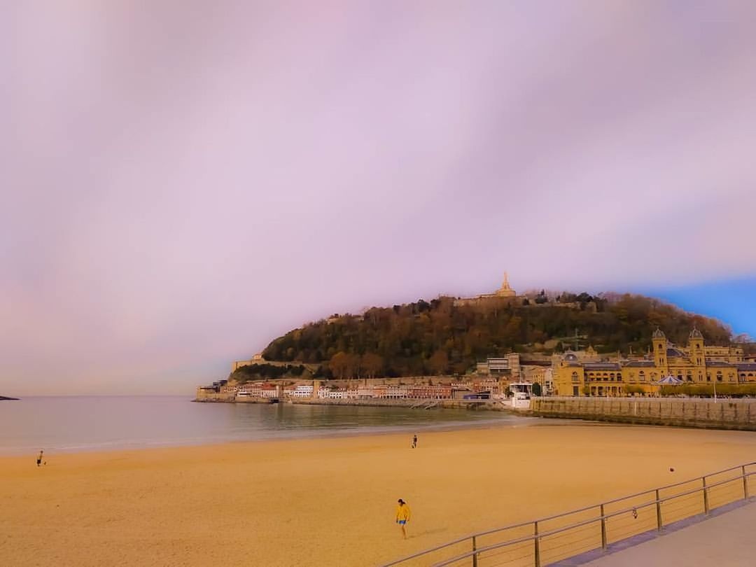 SCENIC VIEW OF BEACH AND BUILDINGS AGAINST SKY