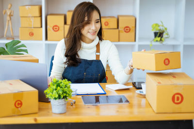 Portrait of young woman holding gift box