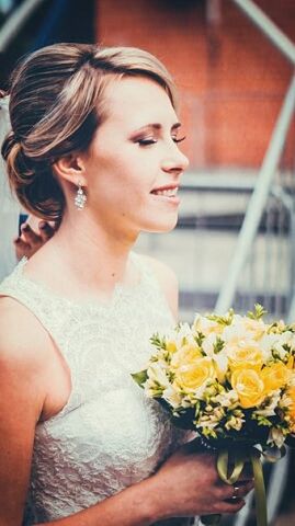 flower, lifestyles, focus on foreground, holding, person, leisure activity, young adult, casual clothing, young women, freshness, headshot, front view, waist up, standing, fragility, close-up, smiling