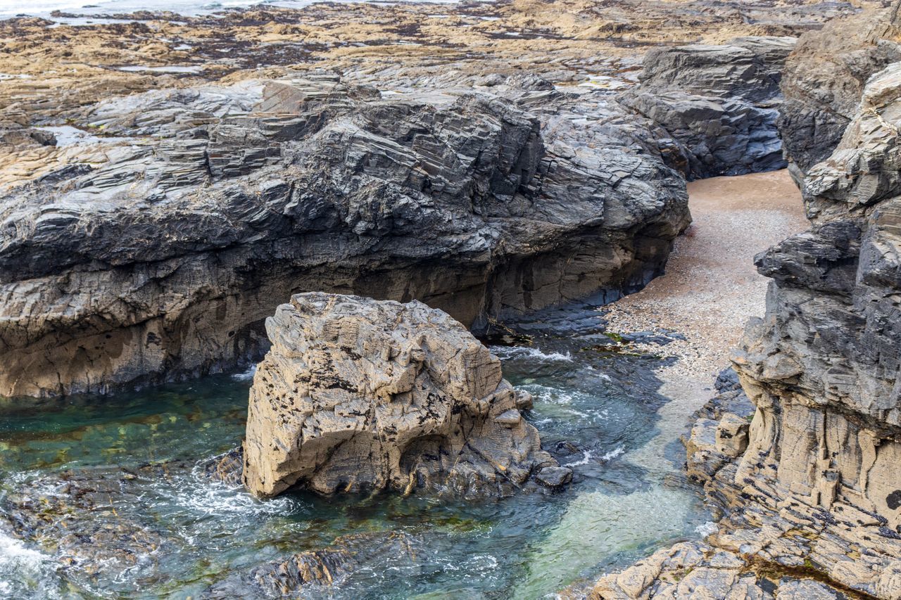 ROCKS IN SEA