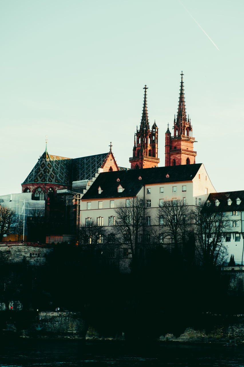 PANORAMIC VIEW OF BUILDINGS AGAINST SKY