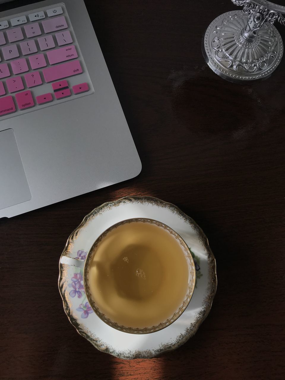 HIGH ANGLE VIEW OF COFFEE ON TABLE IN PLATE