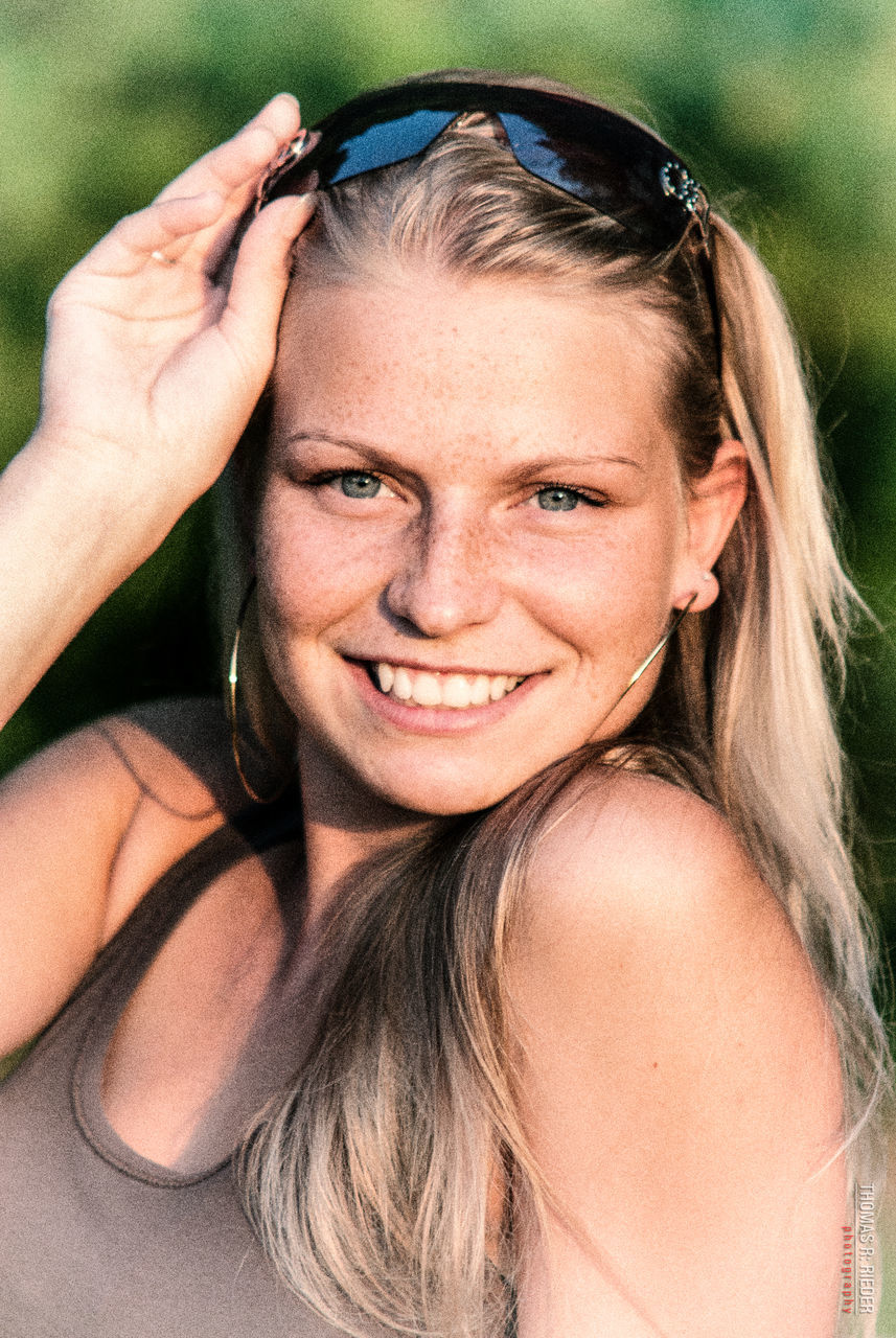 portrait, lifestyles, looking at camera, young adult, young women, person, leisure activity, front view, beauty, smiling, headshot, long hair, green color, focus on foreground