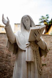 Statue against sky