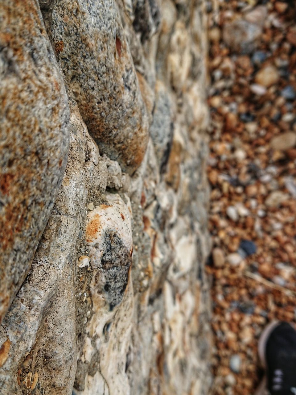 CLOSE-UP LOW SECTION OF ROCK ON ROCKS