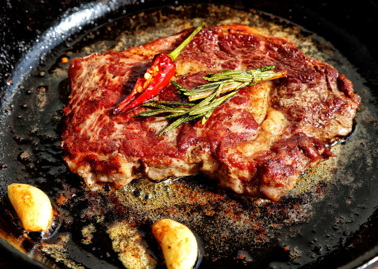 HIGH ANGLE VIEW OF MEAT ON BARBECUE GRILL