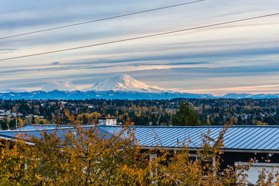 A view of mount rainier from des moines, washington.