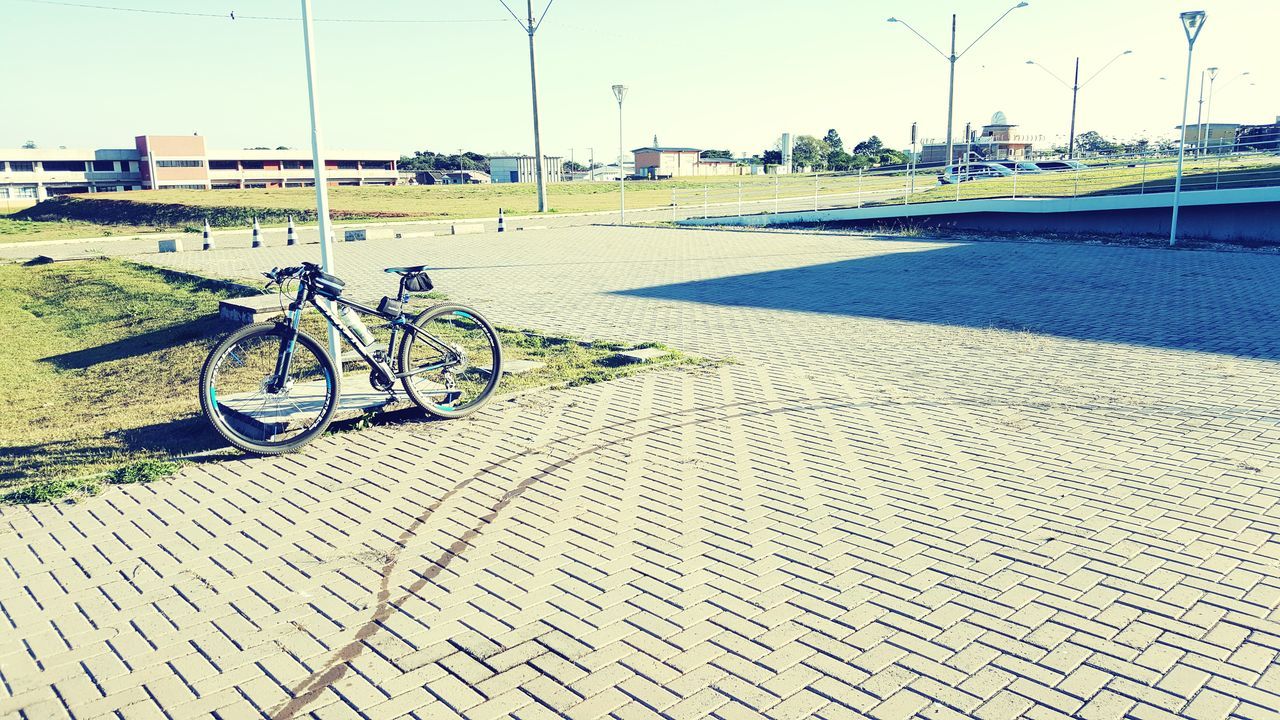 bicycle, transportation, mode of transport, land vehicle, outdoors, day, built structure, stationary, architecture, building exterior, bicycle rack, no people, city, sky