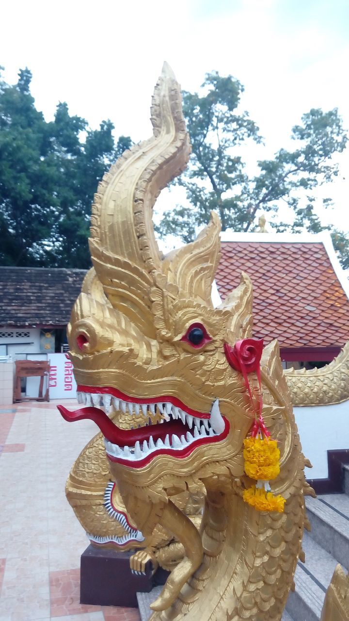 LOW ANGLE VIEW OF ANGEL STATUE AGAINST TEMPLE