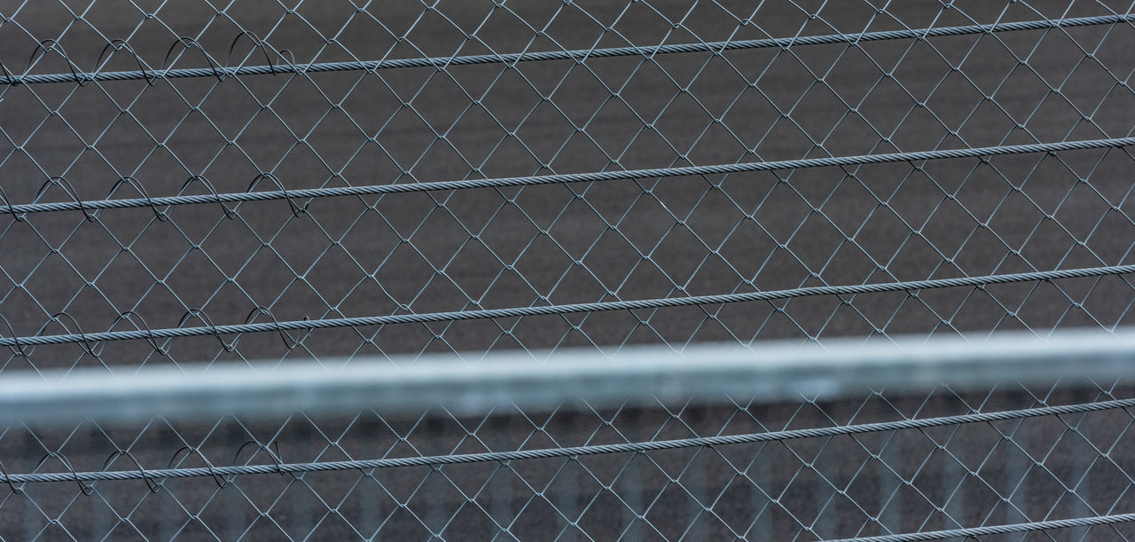 CLOSE-UP OF CHAINLINK FENCE