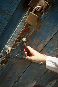 Old door, door locking