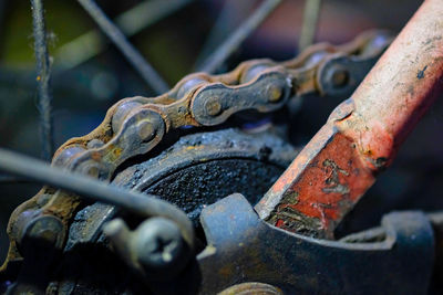 Close-up of rusty cycle chain