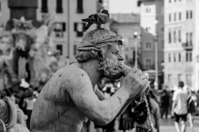 Statue of man in city roma italia piazza navona