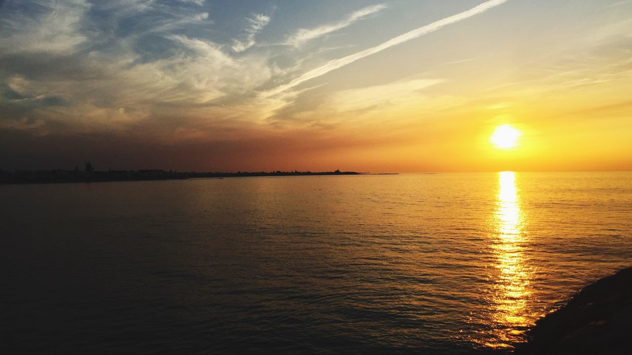 sunset, water, sun, reflection, scenics, tranquil scene, sea, orange color, sky, tranquility, beauty in nature, waterfront, silhouette, idyllic, rippled, nature, cloud - sky, sunlight, horizon over water, cloud