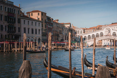 Boats in grand canal in city