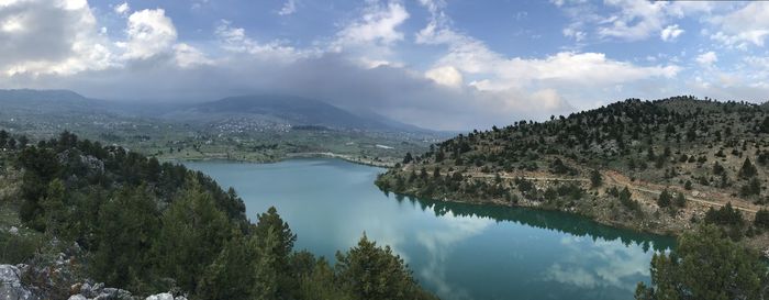 Panoramic view of lake and mountains against sky