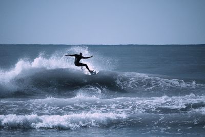 Waves splashing in sea