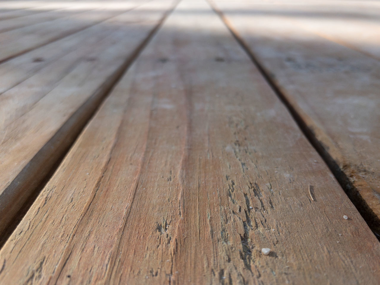 HIGH ANGLE VIEW OF WOODEN BENCH