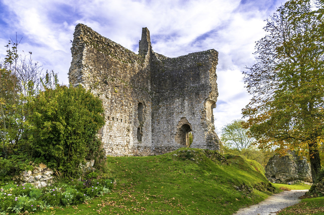 LOW ANGLE VIEW OF CASTLE AGAINST SKY