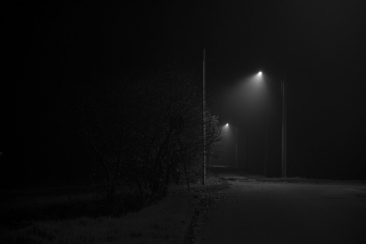 darkness, night, street light, black and white, illuminated, light, fog, street, lighting equipment, no people, dark, lighting, monochrome, snow, monochrome photography, road, nature, black, midnight, copy space, moonlight, spooky, outdoors, moon, transportation, city, mystery