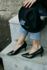 Black shoes and hat, woman ourfit