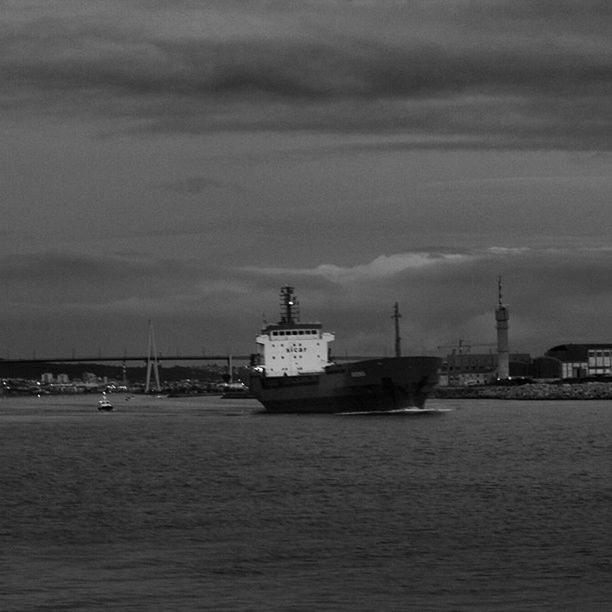 sea, water, sky, waterfront, nautical vessel, transportation, cloud - sky, mode of transport, boat, built structure, cloudy, architecture, rippled, nature, tranquility, cloud, ship, outdoors, travel, tranquil scene