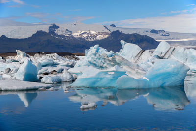 Scenic view of icebergs and mountains on jokulsarlon glacial lagoon