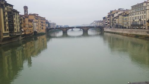 Ponte santa trinita over arno river against sky