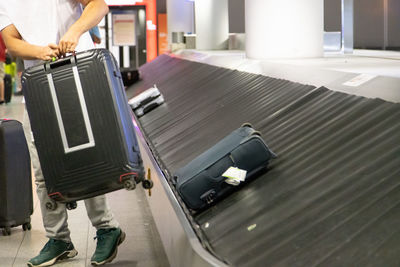 Pick up baggage from luggage carousel at airport