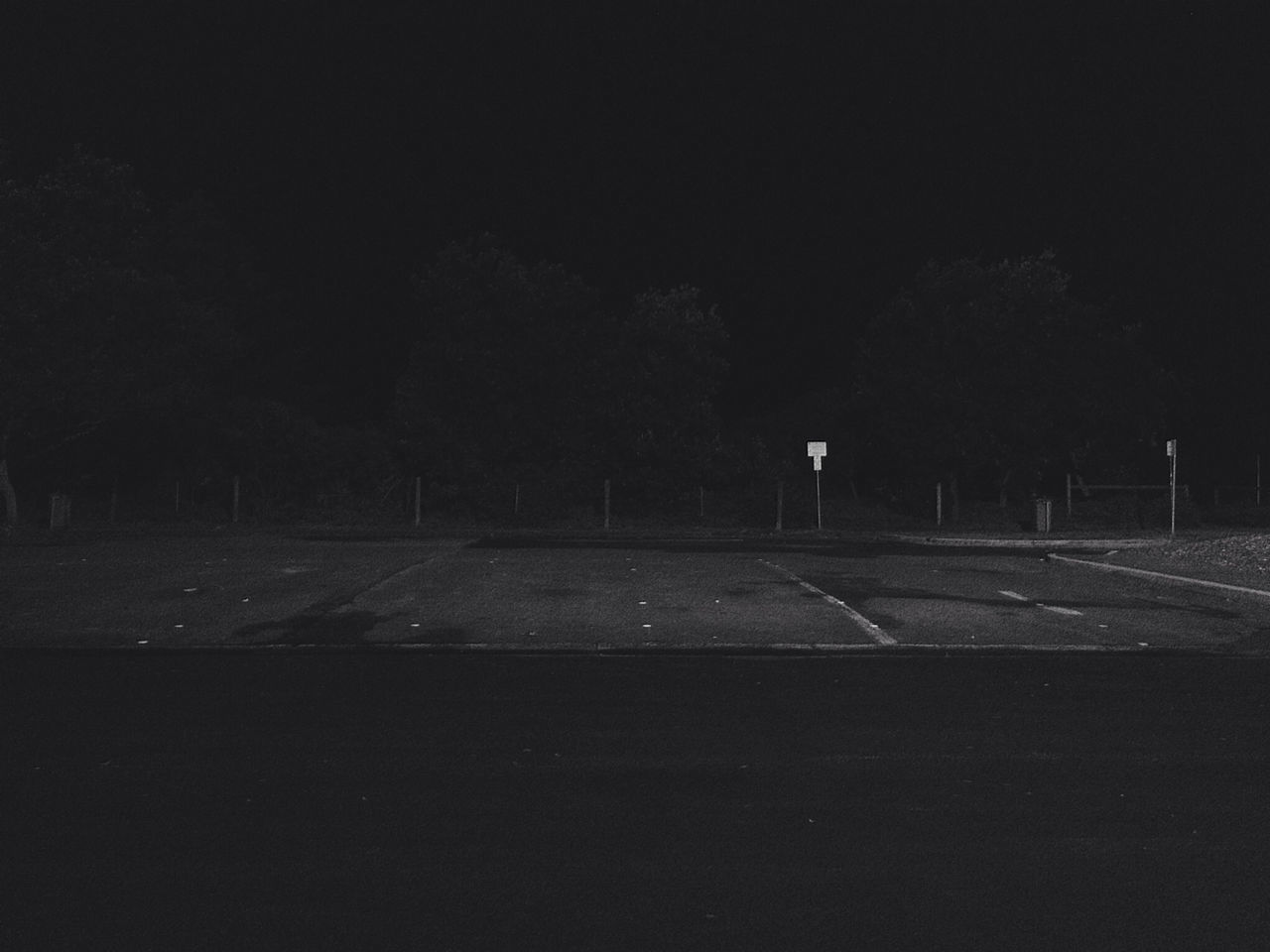 night, road, the way forward, transportation, copy space, dark, street, road marking, empty, illuminated, tree, asphalt, outdoors, no people, street light, clear sky, empty road, diminishing perspective, nature, vanishing point