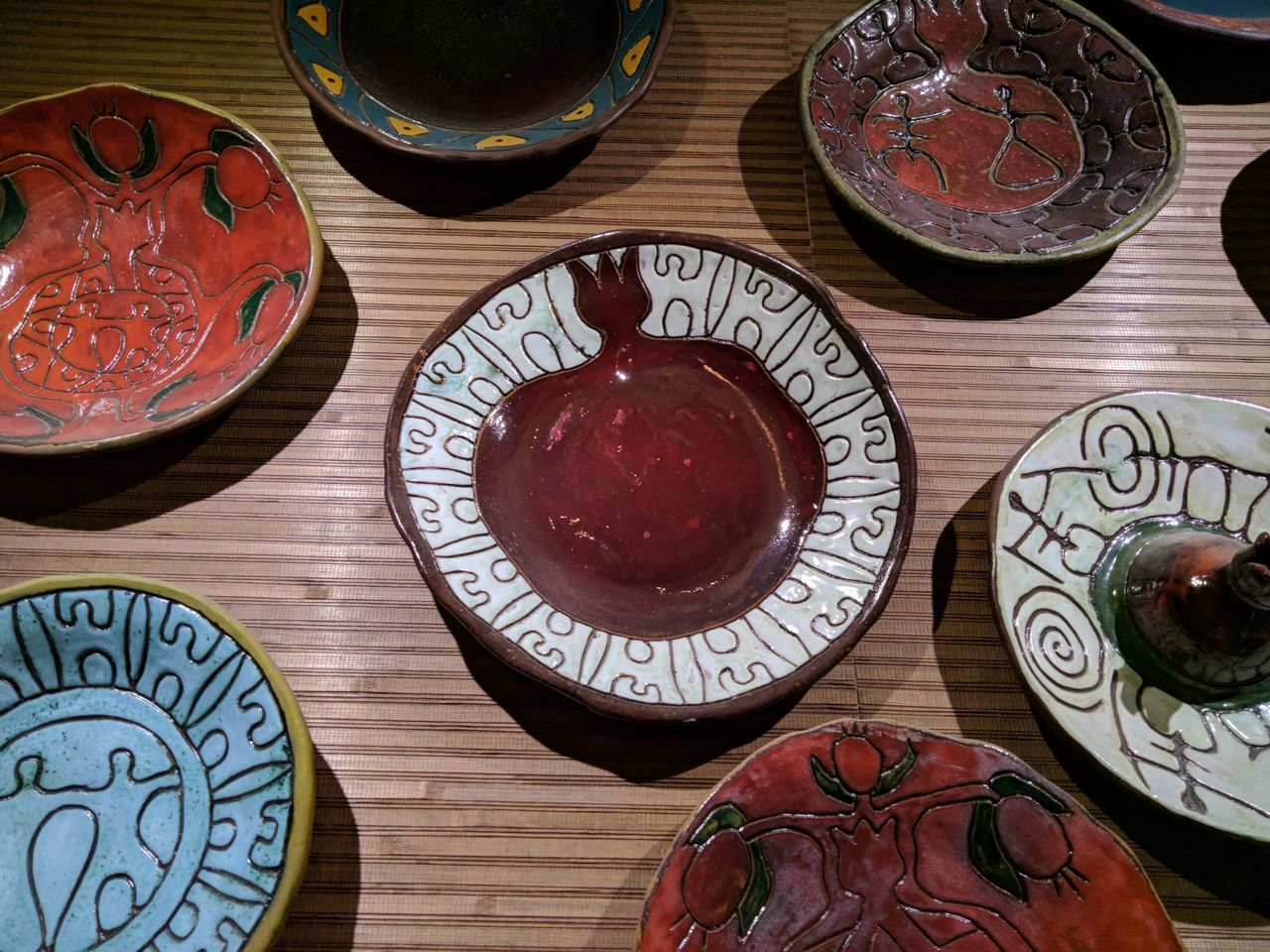 HIGH ANGLE VIEW OF FOOD IN GLASS ON TABLE