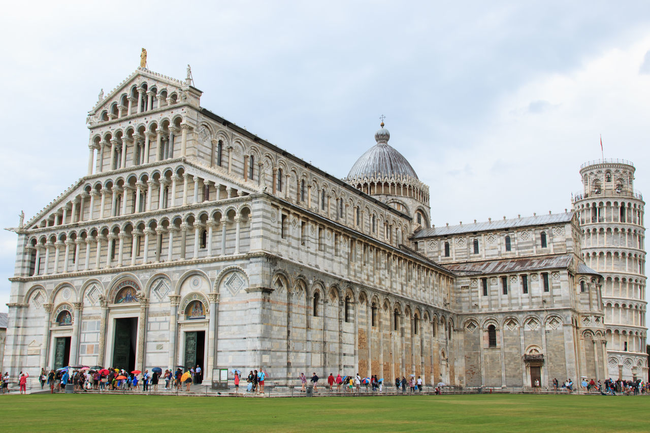 TOURISTS IN FRONT OF HISTORICAL BUILDING