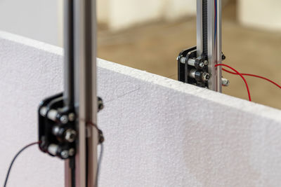 The cutter is a plotter that uses the hot wire technique for cutting polystyrene. 