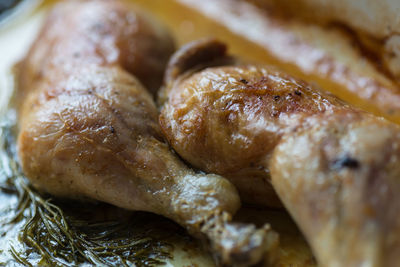 Close-up of roasted chicken wings in plate