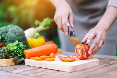 Midsection of man preparing food on cutting board