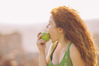 Portrait of woman eating fruit