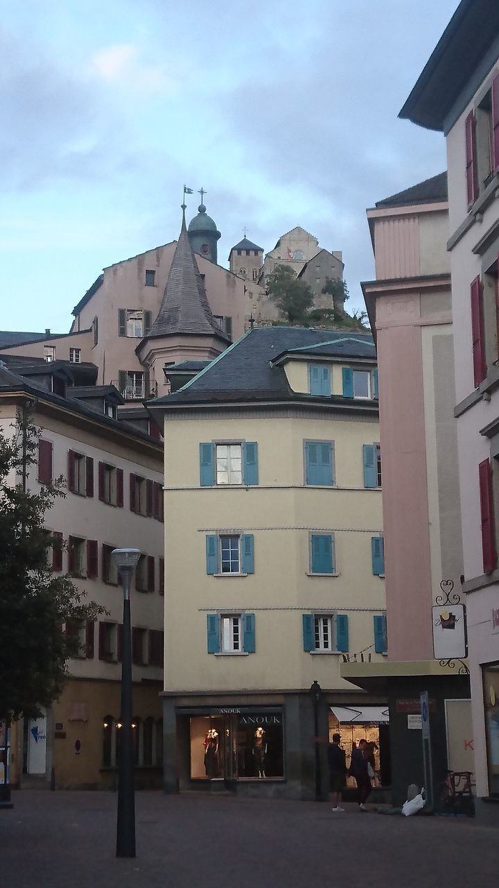 LOW ANGLE VIEW OF BUILDINGS AGAINST SKY